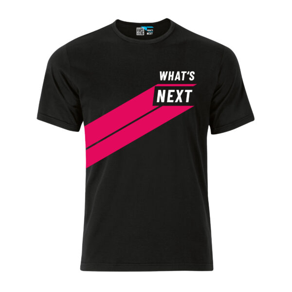 Whats-Next Logo und himbeerfarbene Streifen auf schwarzem Shirt