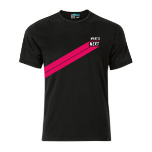 Whats-Next Logo und himbeerfarbene Streifen auf schwarzem Shirt