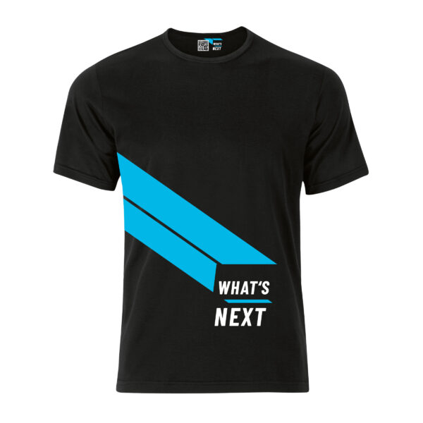 Whats-Next Logo und himmelblaue Streifen auf schwarzem Shirt