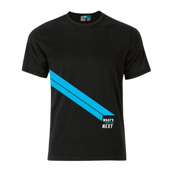 Whats-Next Logo und himmelblaue Streifen auf schwarzem Shirt