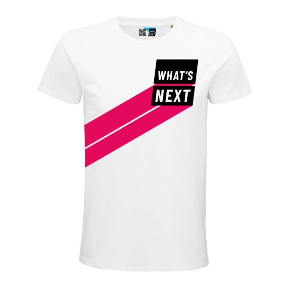 Whats-Next Logo und himgeerfarbene Streifen auf weißem Shirt