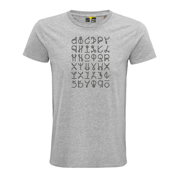 Ein Alphabet in dunkelgrau, von Wilsonticket selbst kreierte Typografie, auf grau-meliertem T-Shirt