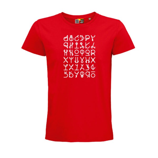 Ein Alphabet in weiß, von Wilsonticket selbst kreierte Typografie, auf rotem T-Shirt