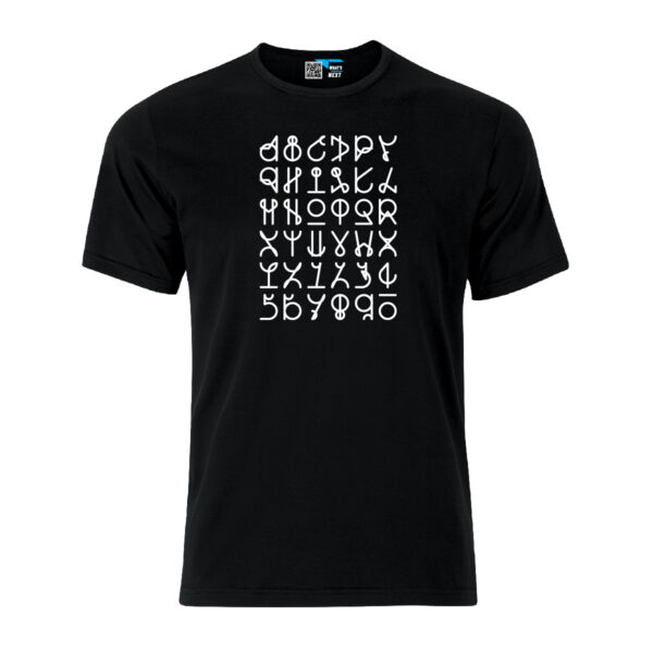 Ein Alphabet in weiß, von Wilsonticket selbst kreierte Typografie, auf schwarzem T-Shirt