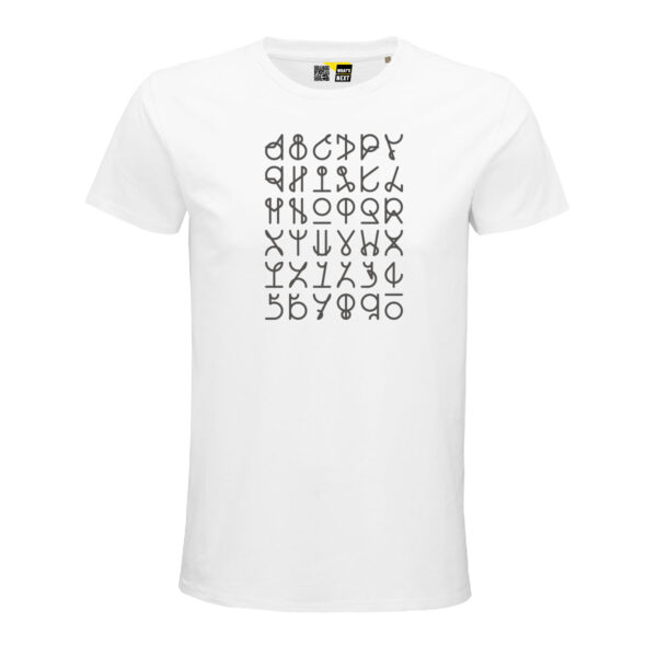 Ein Alphabet in dunkelgrau, von Wilsonticket selbst kreierte Typografie, auf weißem T-Shirt