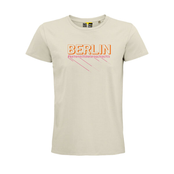 Ein T-Shirt in Natural-Farbe. Darauf "Berlin" in Großbuchstaben, in orange. Darunter in derselben Breite der Hashtag "keinenmillimeternachrechts" in Rot.