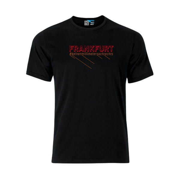 Ein schwarzes T-Shirt. Darauf "Frankfurt" in Großbuchstaben, in rot. Darunter in derselben Breite der Hashtag "keinenmillimeternachrechts" in Orange.