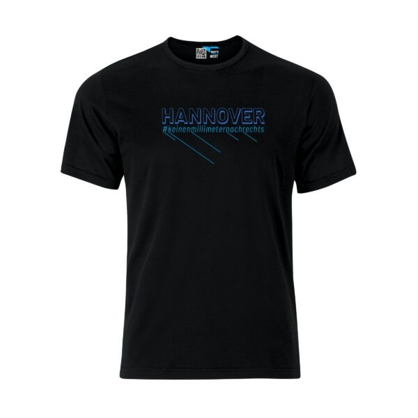 Ein schwarzes T-Shirt. Darauf "Hannover" in Großbuchstaben, in Dunkelblau. Darunter in derselben Breite der Hashtag "keinenmillimeternachrechts" in Hellblau.