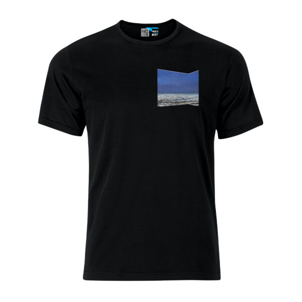 Ein schwarzes T-Shirt mit einem Ausschnitt aus Seabox von Tobias Stutz. Der geometrische Ausschnitt aus dem Bild zeigt einen blauen Horizont über dem Meer. Brustmotiv.