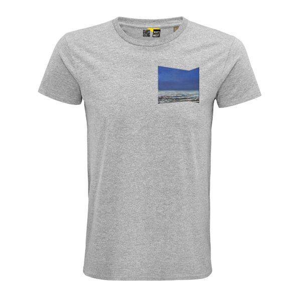 Ein grau-meliertes T-Shirt mit einem Ausschnitt aus Seabox von Tobias Stutz. Der geometrische Ausschnitt aus dem Bild zeigt einen blauen Horizont über dem Meer. Brustmotiv.