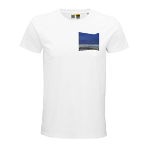 Ein weißes T-Shirt mit einem Ausschnitt aus Seabox von Tobias Stutz. Der geometrische Ausschnitt aus dem Bild zeigt einen blauen Horizont über dem Meer. Brustmotiv.