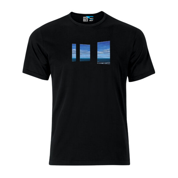 Ein schwarzes T-Shirt mit einem Ausschnitt aus Sea-Bungalow von Tobias Stutz. Drei Ausschnitte, die wie Fenster zu einem Meerblick auf dem Hoodie sitzen.
