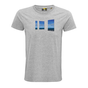 Ein grau-meliertes T-Shirt mit einem Ausschnitt aus Sea-Bungalow von Tobias Stutz. Drei Ausschnitte, die wie Fenster zu einem Meerblick auf dem Hoodie sitzen.