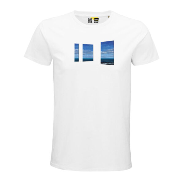 Ein weißes T-Shirt mit einem Ausschnitt aus Sea-Bungalow von Tobias Stutz. Drei Ausschnitte, die wie Fenster zu einem Meerblick auf dem Hoodie sitzen.