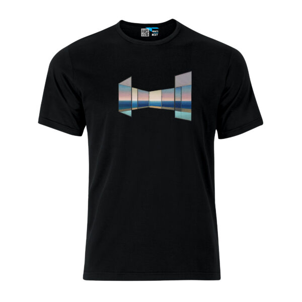 Ein schwarzes T-Shirt, darauf ein Auszug aus "Windows at the Sea" von Tobias Stutz. Der Ausschnitt ist ein Fenster-Panorama, das die Sicht auf einen Meereshorizont freigibt. Die verschieden ausgerichteten Fenster, tauchen den Horizont in verschiedene Blau- und Grautöne