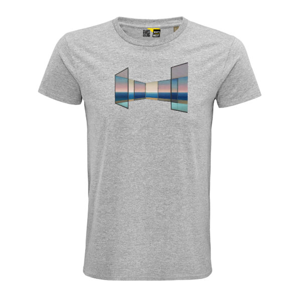 Ein grau-meliertes T-Shirt, darauf ein Auszug aus "Windows at the Sea" von Tobias Stutz. Der Ausschnitt ist ein Fenster-Panorama, das die Sicht auf einen Meereshorizont freigibt. Die verschieden ausgerichteten Fenster, tauchen den Horizont in verschiedene Blau- und Grautöne