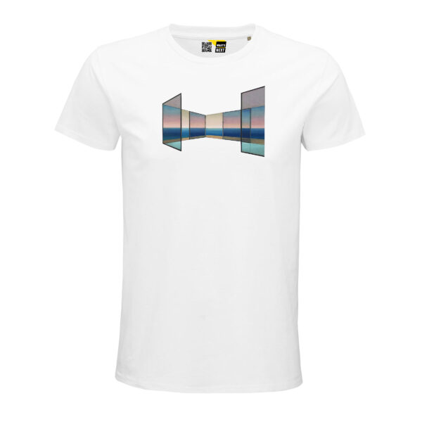 Ein weißes T-Shirt, darauf ein Auszug aus "Windows at the Sea" von Tobias Stutz. Der Ausschnitt ist ein Fenster-Panorama, das die Sicht auf einen Meereshorizont freigibt. Die verschieden ausgerichteten Fenster, tauchen den Horizont in verschiedene Blau- und Grautöne