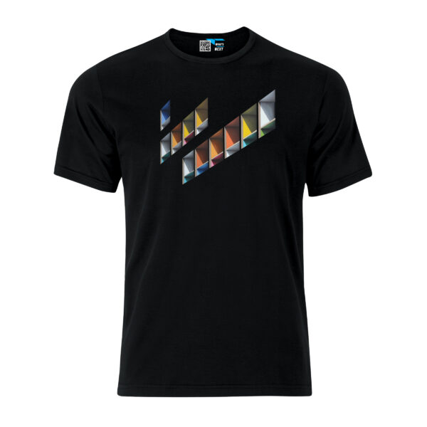 Ein schwarzes T-Shirt, darauf das Motiv "Wohnmaschine" von Tobias Stutz, allerdings in einer freigestellten Version. Nur noch die verschiedenfarbigen Fenster sin dzu sehen, angeordnet in drei Diagonalen von links unten nach rechts oben.