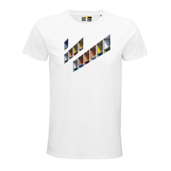 Ein weißes T-Shirt, darauf das Motiv "Wohnmaschine" von Tobias Stutz, allerdings in einer freigestellten Version. Nur noch die verschiedenfarbigen Fenster sin dzu sehen, angeordnet in drei Diagonalen von links unten nach rechts oben.
