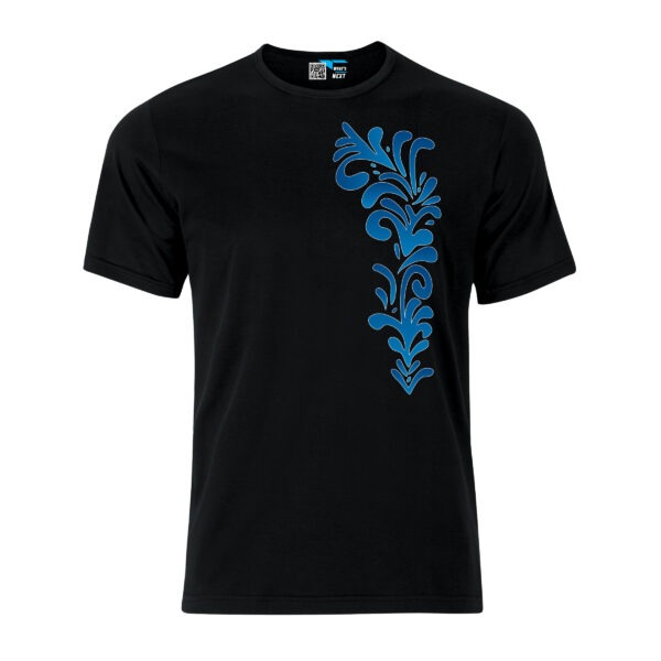 Ein schwarzes T-Shirt. Darauf, auf der linken Seite, etwa vom Hals bis zum Bauch, verschiedene Bembel-Ornamente mit Verläufen von Hellblau nach Dunkelblau, jeweils mit weißer Umrandung.
