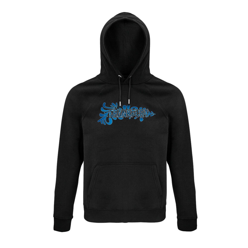 Ein schwarzer Hoodie, darauf der Schriftzug "Frankfurt" gefüllt mit kleinen Bembelornamenten in Dunkelblau. Um den Schriftzug herum weitere Bembelornamente mit Verläufen von Hellblau nach Dunkelblau darin. Der Schriftzug ist Weiß umrandet.