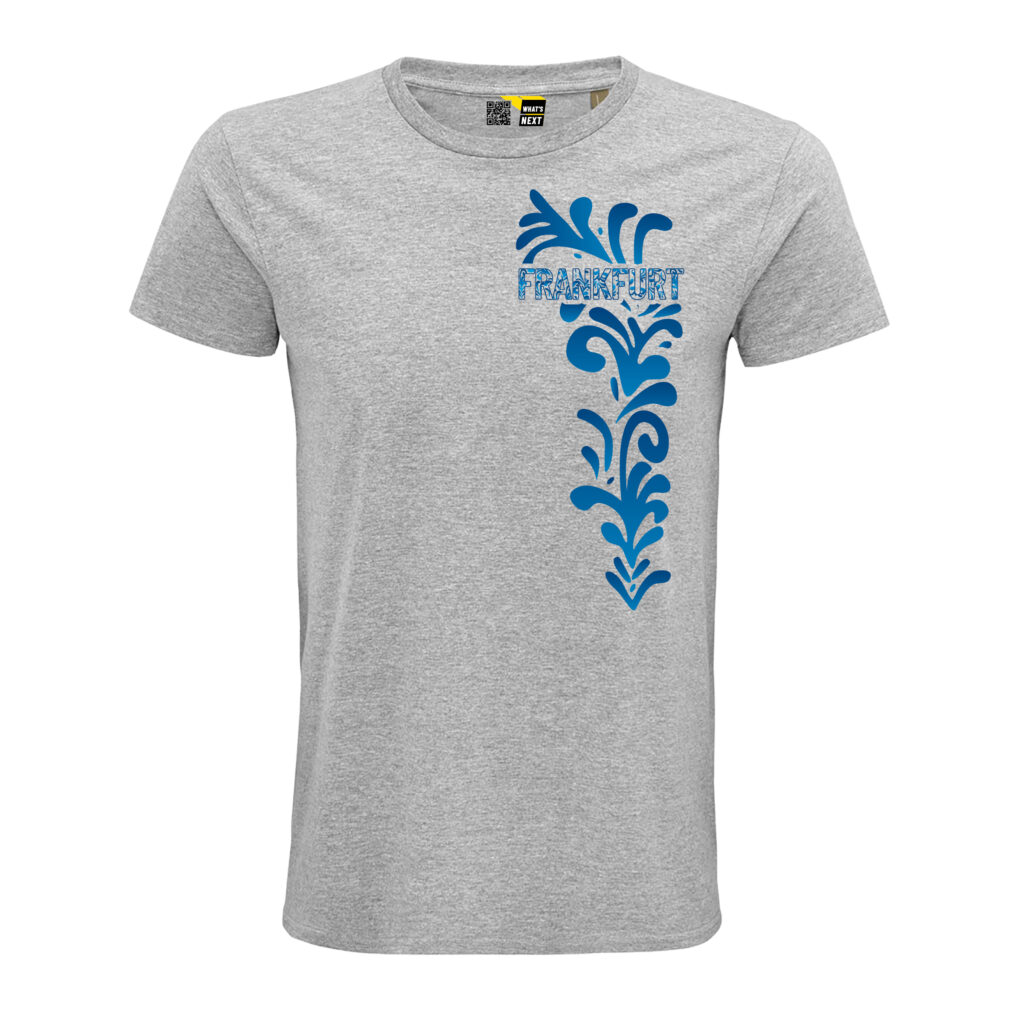 Ein graues T-Shirt, darauf der Schriftzug "Frankfurt" auf der linken Brust, gefüllt mir kleinen Bembelornamenten in Dunkelblau. Um den Schriftzug herum weitere Bembelornamente mit Verläufen von Hellblau nach Dunkelblau darin, die sich etwa von unterhalb des Halses bis zum Bauch ziehen. Der Schriftzug ist Dunkelblau umrandet.