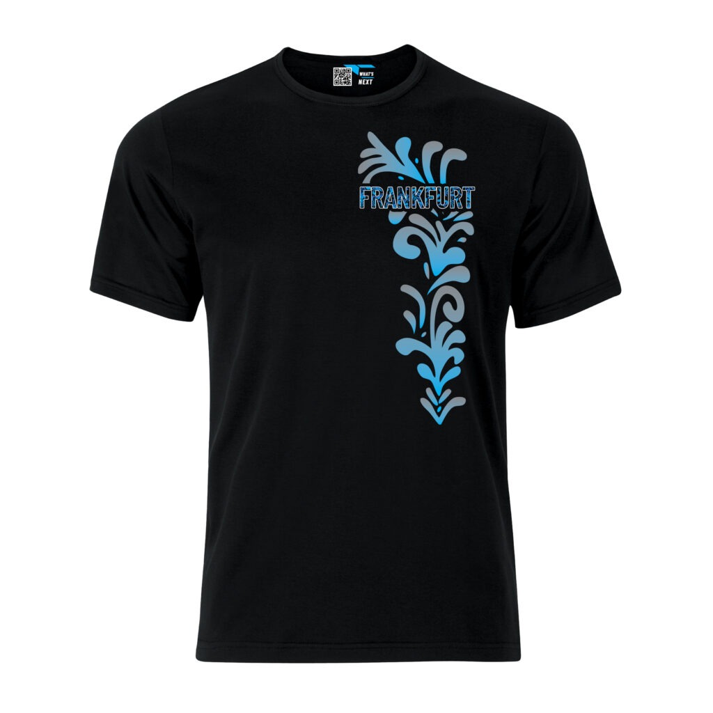 Ein schwarzes T-Shirt, darauf der Schriftzug "Frankfurt" auf der linken Brust, gefüllt mir kleinen Bembelornamenten in Dunkelblau. Um den Schriftzug herum weitere Bembelornamente mit Verläufen von Hellblau nach Grau darin, die sich etwa von unterhalb des Halses bis zum Bauch ziehen. Der Schriftzug ist weiß umrandet.