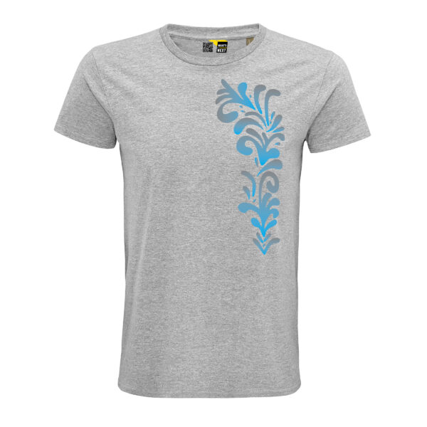 Ein graues T-Shirt. Darauf, auf der linken Seite, etwa vom Hals bis zum Bauch, verschiedene Bembel-Ornamente mit Verläufen von Hellblau nach Grau.