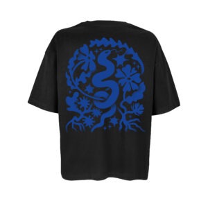 Ein Oversize-Shirt in schwarz, darauf das Snake-Motiv von Laura in Königsblau. Eine Schlange windet sich von unten nach oben, um sie herum verschiedene Blumen, Sterne, Äste, alles von Hand illustriert