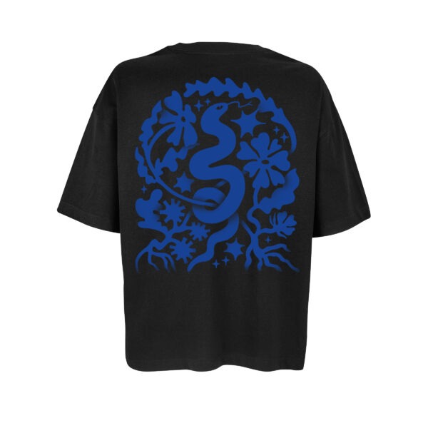 Ein Oversize-Shirt in schwarz, darauf das Snake-Motiv von Laura in Königsblau. Eine Schlange windet sich von unten nach oben, um sie herum verschiedene Blumen, Sterne, Äste, alles von Hand illustriert