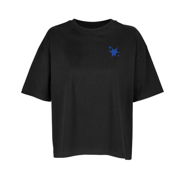 Ein Oversize-Shirt in Schwarz. Auf der Brust ein großer und zwei kleine Sterne in Königsblau