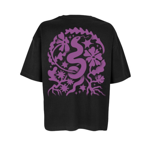 Ein Oversize-Shirt in schwarz, darauf das Snake-Motiv von Laura in Lila. Eine Schlange windet sich von unten nach oben, um sie herum verschiedene Blumen, Sterne, Äste, alles von Hand illustriert