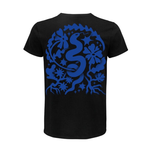 Ein T-Shirt in schwarz, darauf das Snake-Motiv von Laura in Königsblau. Eine Schlange windet sich von unten nach oben, um sie herum verschiedene Blumen, Sterne, Äste, alles von Hand illustriert