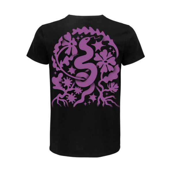 Ein T-Shirt in schwarz, darauf das Snake-Motiv von Laura in Lila. Eine Schlange windet sich von unten nach oben, um sie herum verschiedene Blumen, Sterne, Äste, alles von Hand illustriert