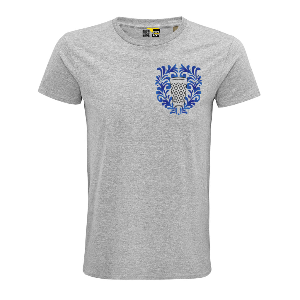 Ein graues T-Shirt. Darauf als Brustmotiv das Gerippte aus schwarzen Linien (ein zylindrisches Glas mit Rauten darauf). Um das Gerippte herum Bembel-Ornamente in Dunkelblau