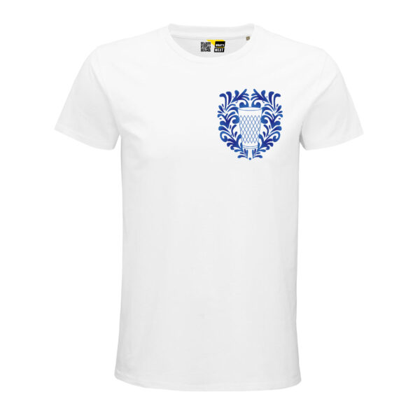 Ein weißes T-Shirt. Darauf als Brustmotiv das Gerippte aus dunkelblauen Linien (ein zylindrisches Glas mit Rauten darauf). Um das Gerippte herum Bembel-Ornamente in Dunkelblau