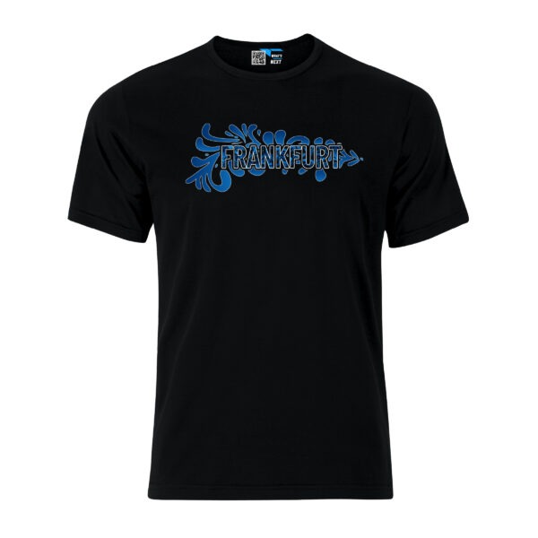 Ein schwarzes T-Shirt, darauf der Schriftzug "Frankfurt" gefüllt mit kleinen Bembelornamenten in Dunkelblau. Um den Schriftzug herum weitere Bembelornamente mit Verläufen von Hellblau nach Dunkelblau darin. Der Schriftzug ist Weiß umrandet.