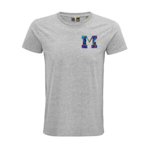 Graues Unisex-T-Shirt auf der linken Brust der Buchstabe "M" aus einer wilden Mischung vieler Farben, als hätte man sie zusammengeschüttet