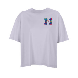 Fliederfarbenes Oversize-T-Shirt auf der linken Brust der Buchstabe "M" aus einer wilden Mischung vieler Farben, als hätte man sie zusammengeschüttet