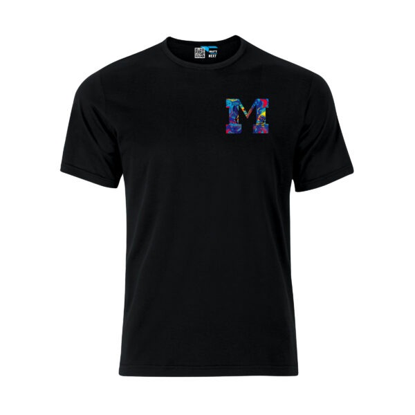 Schwarzes Unisex-T-Shirt auf der linken Brust der Buchstabe "M" aus einer wilden Mischung vieler Farben, als hätte man sie zusammengeschüttet