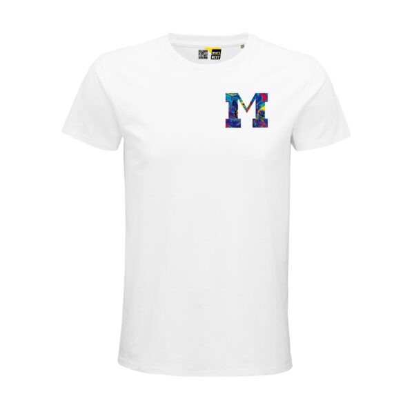 Weißes Unisex-T-Shirt auf der linken Brust der Buchstabe "M" aus einer wilden Mischung vieler Farben, als hätte man sie zusammengeschüttet
