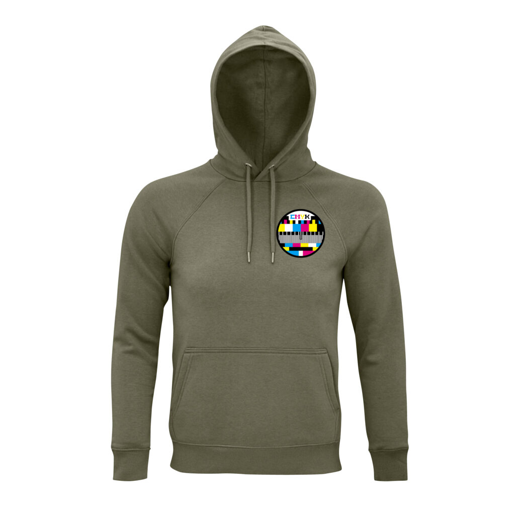 Ein khaki-farbener Hoodie mit dem Brustmotiv "CMYK", einem stilisierten Testbild in Kreisform, darauf die Buchstaben CMYK und viele Formen in Cyan, Magenta, Gelb und Schwarz
