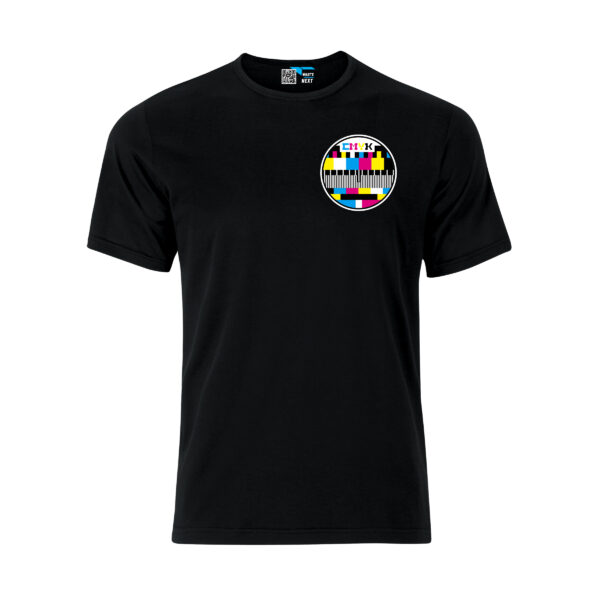 Ein schwarzes Unisex-Shirt mit dem Brustmotiv "CMYK", einem stilisierten Testbild in Kreisform, darauf die Buchstaben CMYK und viele Formen in Cyan, Magenta, Gelb und Schwarz