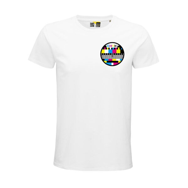 Ein weißes Unisex-Shirt mit dem Brustmotiv "CMYK", einem stilisierten Testbild in Kreisform, darauf die Buchstaben CMYK und viele Formen in Cyan, Magenta, Gelb und Schwarz