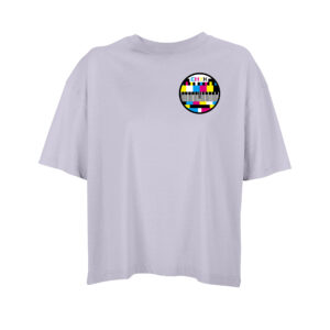 Ein fliederfarbenes Oversize-Shirt mit dem Brustmotiv "CMYK", einem stilisierten Testbild in Kreisform, darauf die Buchstaben CMYK und viele Formen in Cyan, Magenta, Gelb und Schwarz