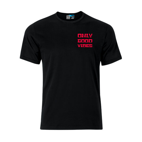 Ein schwarzes T-Shirt mit dem Aufdruck "only good vibes" in Neonrot auf der linken Brust