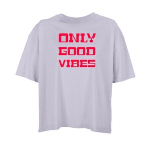 Fliederfarbenes Oversize Shirt mit dem Aufdruck "Only Good Vibes" in Neonrot groß in der Mitte
