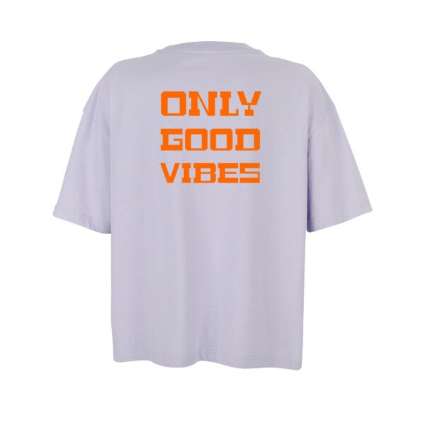 Rücken eines fliederfarbenen Oversize-Shirts mit dem Aufdruck "Only Good Vibes" in Neonorange groß in der Mitte