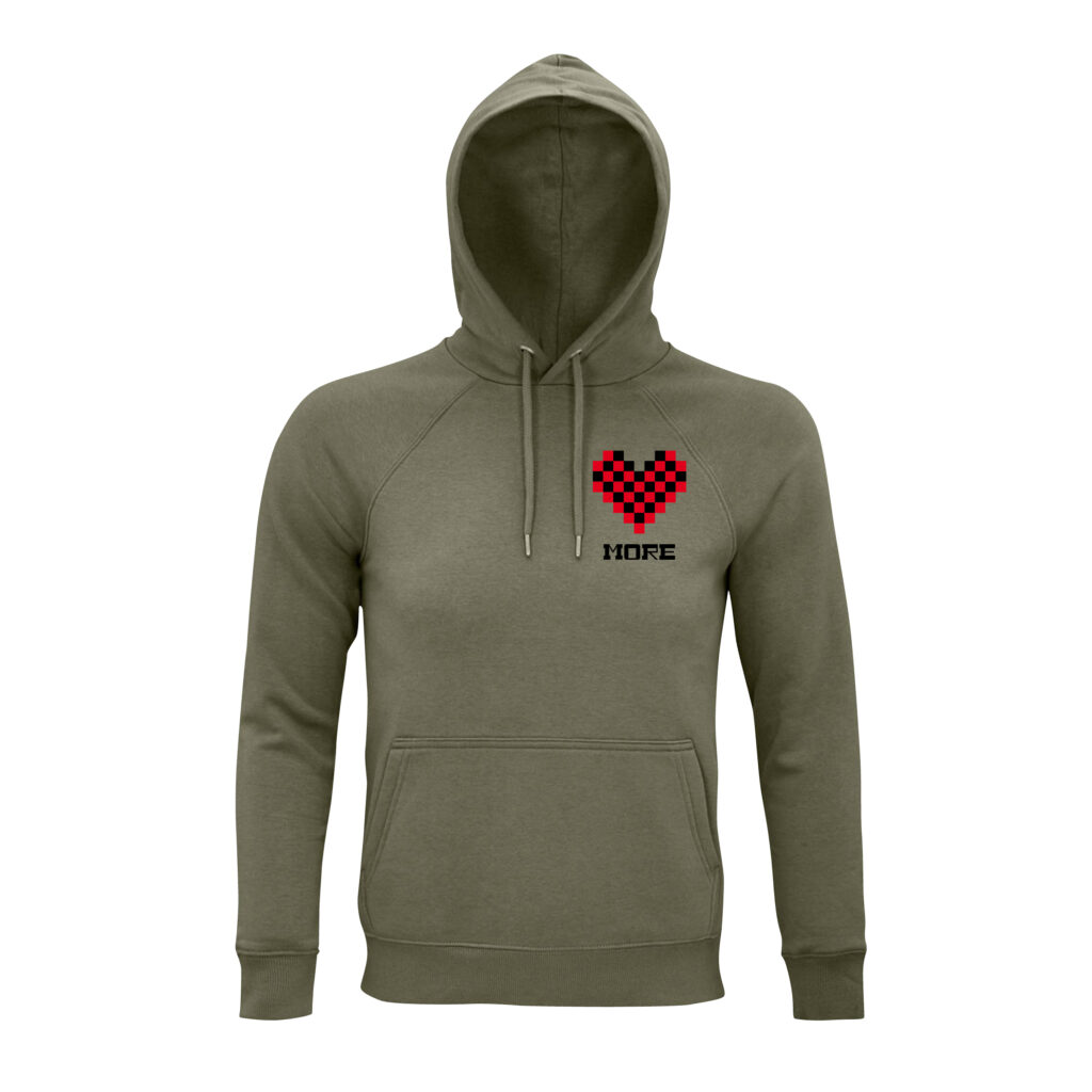 Ein khaki-farbener Hoodie mit dem Brustmotiv "Love more", ein aus roten und schwarzen Quadraten geformtes Herz, darunter der Begriff "more" in schwarz