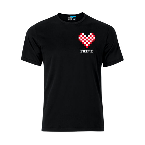 Ein schwarzes Unisex-Shirt mit dem Brustmotiv "Love more", ein aus roten und weißen Quadraten geformtes Herz, darunter der Begriff "more" in weiß
